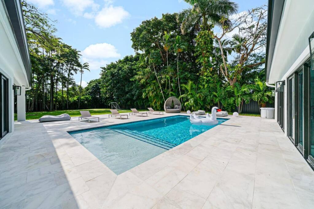 Luxury Villa Azure With Heated Pool 20 Minutes To Beach Miami Exterior photo